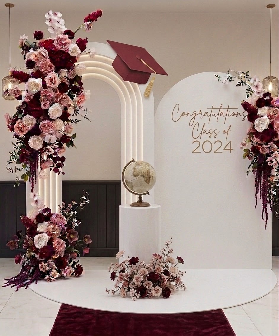Dekorasi Wisuda Merah Maroon